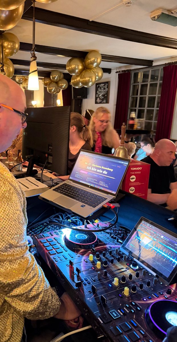 DJ tijdens muziekbingo
