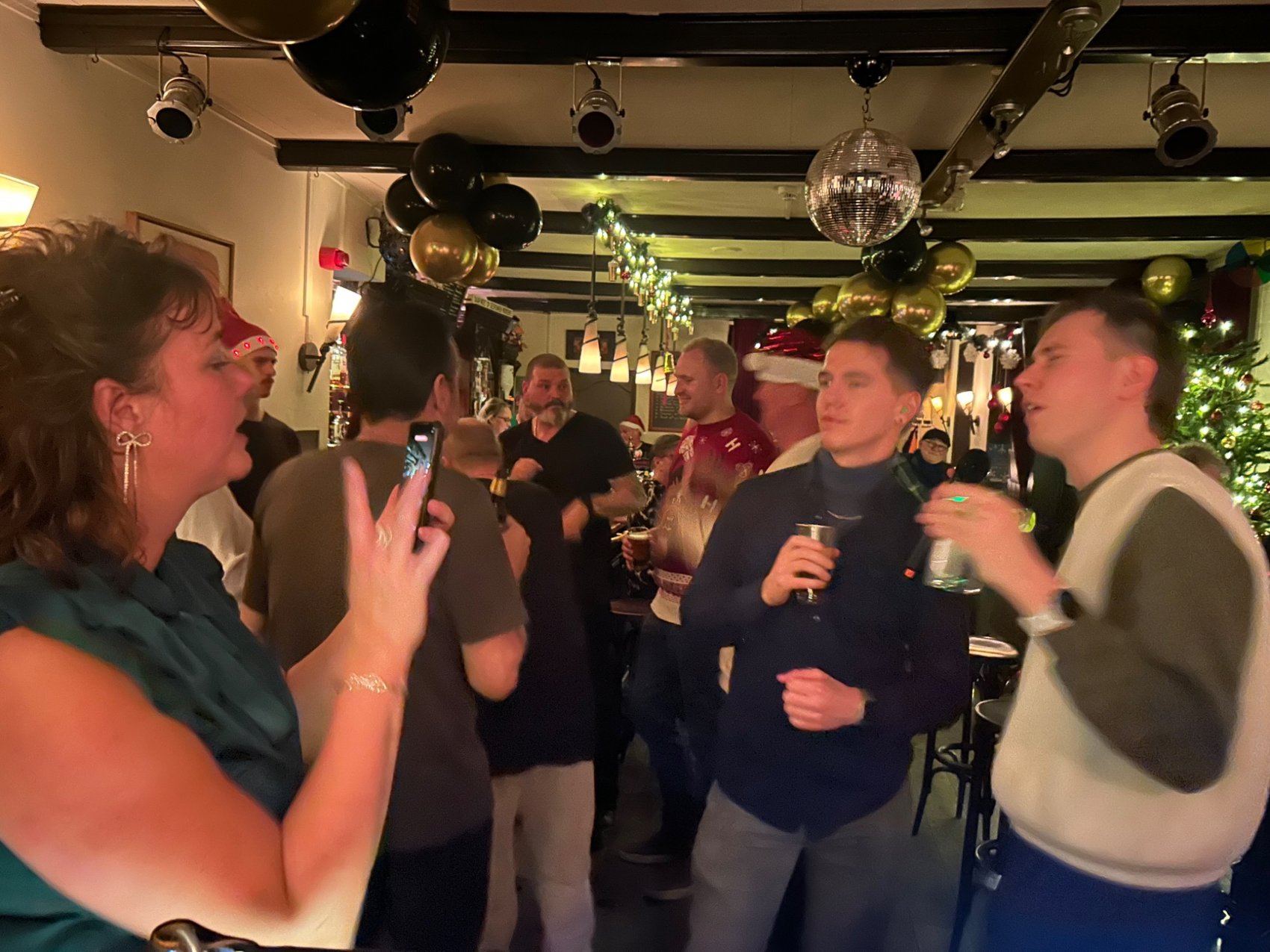 Gasten zingen en vieren feest